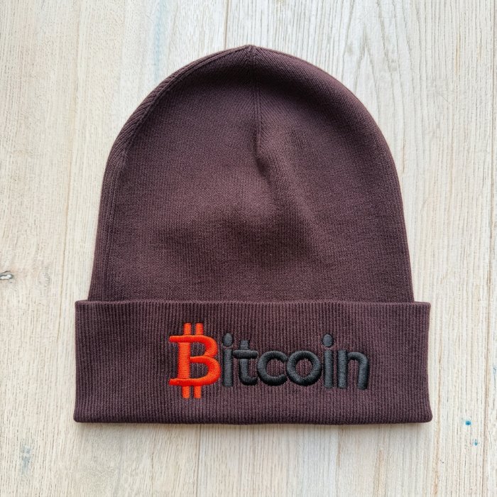 Strickmütze ₿itcoin in Red Brown mit gesticktem Bitcoin-Schriftzug auf dem Boden